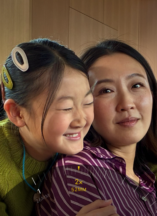 Der 2x Tele-Zoom Modus wird verwendet, um auf einen mit Bäumen und Pflanzen bedeckten Berg einzuzoomen