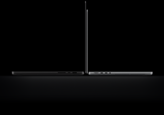 16 Zoll MacBook Pro mit PROLED XDR Display, geöffnet, Farbe Space Schwarz, rechte Seitenansicht mit drei Anschlüssen, Text: 1,82 kg, 14 Zoll MacBook Pro mit PROLED XDR Display, geöffnet, Farbe Silber, linke Seitenansicht mit vier Anschlüssen, Text: 1,38 kg